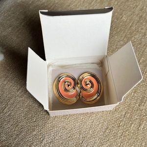 VINTAGE (1990) AVON ISLAND CONCH SHELL PIERCED EARRINGS